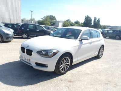 une voiture blanche garée dans un parking