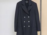 Le manteau est suspendu à un portant dans une pièce.