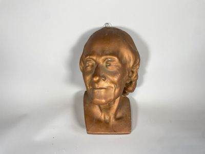 une image représentant un buste d'homme en bronze sur fond blanc