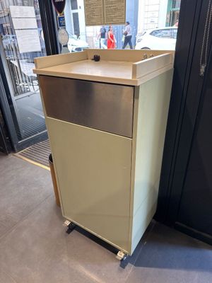 une poubelle posée devant une porte dans un immeuble