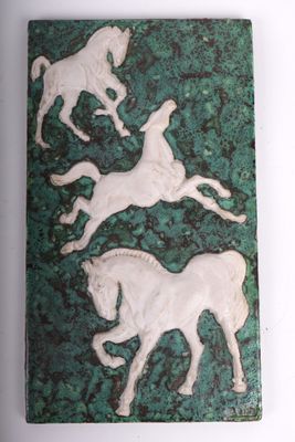 carreau vert et blanc orné de chevaux, sur un fond blanc