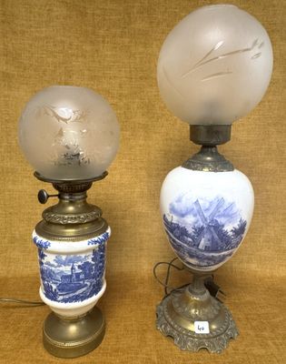 deux lampes anciennes ornées de motifs bleus et blancs sur fond marron
