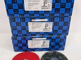 un gros plan d'une boîte sur laquelle est posé un disque