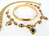 un bracelet en or et un bracelet orné d'une pierre bleue