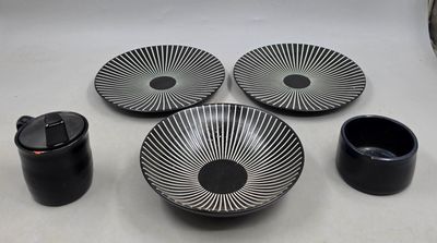 trois bols et deux tasses posés sur une table