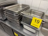 de nombreux plateaux de nourriture posés sur le plan de travail de la cuisine