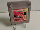 Une vieille Nintendo Game Boy est posée sur une table