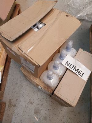 une caisse de bouteilles d'eau posée par terre à côté d'une caisse de cartons