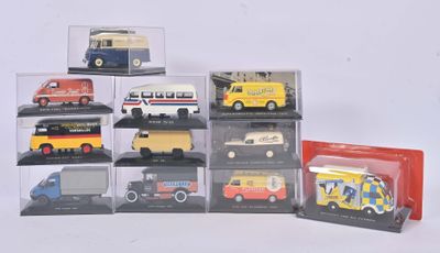 de nombreux types différents de véhicules miniatures dans une vitrine