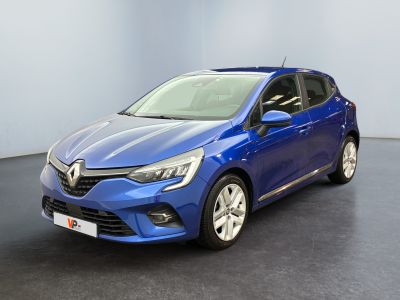 Une voiture bleue est garée dans une pièce au sol noir