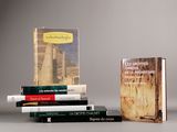 plusieurs livres sont empilés sur une table