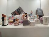 une collection de figurines de mariage exposées sur une étagère dans une pièce