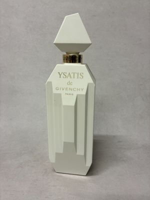 une image représentant un flacon de parfum posé sur une table