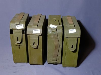 trois valises vert militaire sont alignées sur un fond bleu