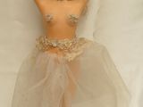 une figurine représentant une femme vêtue d'un tutu