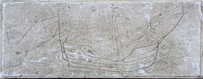 une plaque en pierre sur laquelle est représenté un bateau