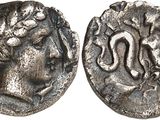 une pièce d'argent sur laquelle figurent une femme et un serpent