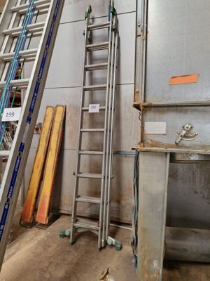 deux échelles placées l'une à côté de l'autre dans une pièce