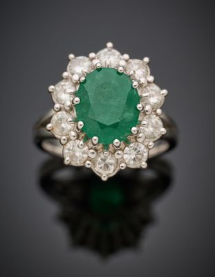 BAGUE "marguerite" en or gris (750°/°°) serti d'une émeraude…