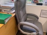 un bureau avec une chaise et un ordinateur dessus