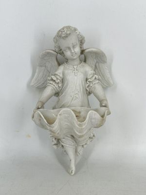 une statue représentant un ange tenant une fleur dans un vase