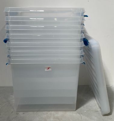 plusieurs récipients en plastique empilés les uns sur les autres dans une pièce