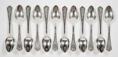 Douze petites cuillères en argent à décor gravé de panier fl… - Photo 1