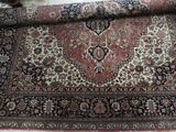 un tapis posé par terre à côté d'une chaise