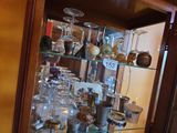 une vitrine contenant de nombreux objets variés