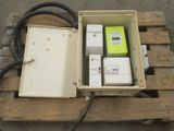 une caisse contenant tout un tas de matériel électrique, posée sur une palette
