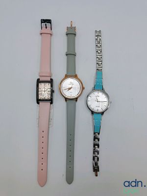 trois montres différentes posées les unes à côté des autres sur une table