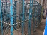 de nombreuses cages dans le bâtiment, dans lesquelles se trouvent des animaux