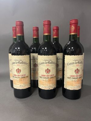 quatre bouteilles de vin rouge sont alignées sur une table