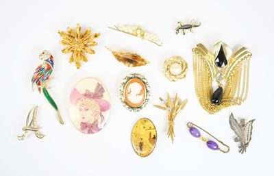 tout un tas de broches posées sur une table