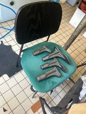 Plusieurs clés sont posées sur une chaise dans une pièce
