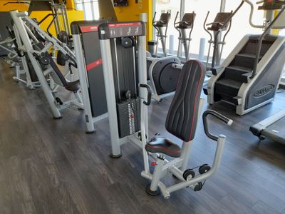 une salle de sport avec des machines et d'autres équipements