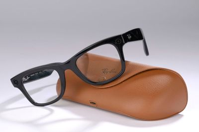 Lunettes Ray-Ban dans un étui en cuir noir et marron