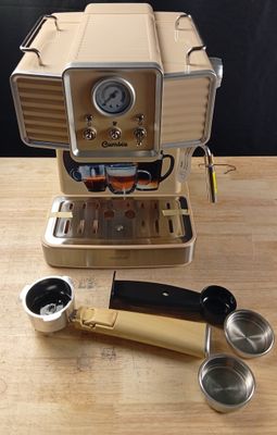 une machine à café posée sur une table en bois