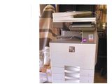 une photo d'une imprimante multifonction posée sur un bureau