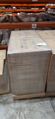 de nombreux cartons qui traînent par terre dans le magasin