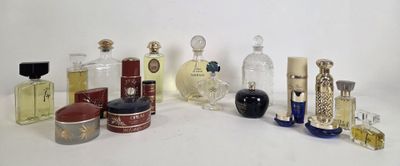 de nombreux flacons de parfum de toutes sortes posés sur une surface blanche
