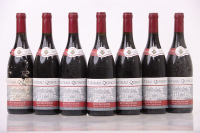 six bouteilles de vin sont alignées sur une table
