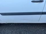 une voiture blanche avec une bande noire sur le côté