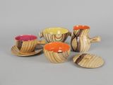 quatre tasses et soucoupes posées sur une table