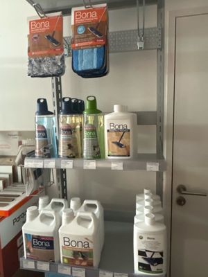 de nombreuses bouteilles de produits d'entretien sur les étagères de la cuisine