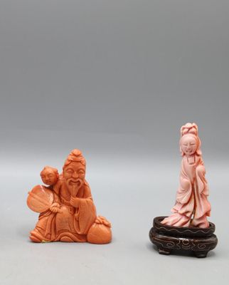 trois figurines chinoises sculptées représentant une femme et un homme