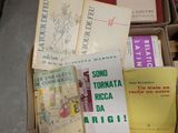 de nombreux livres dans une boîte posée par terre