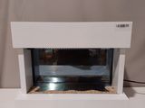 une boîte blanche contenant un petit aquarium