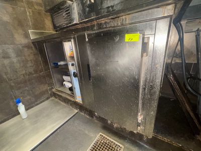 une photo d'une cuisine professionnelle équipée d'armoires en acier inoxydable