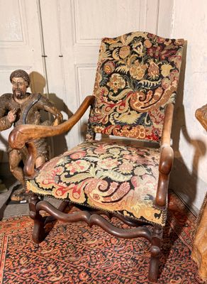 une chaise dont l'assise est recouverte d'un tissu à motifs floraux, placée dans un coin de la pièce